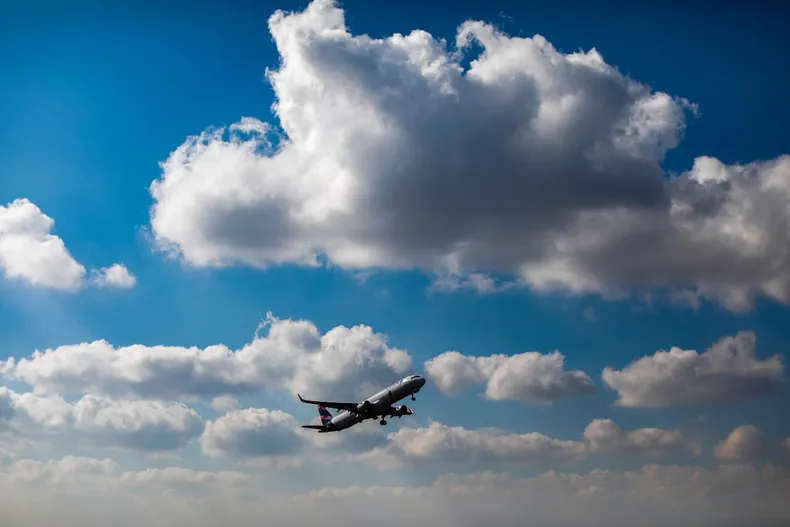 10939 avion nubes.webp