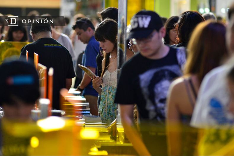 10882 imagen referencial de una feria del libro.jpg