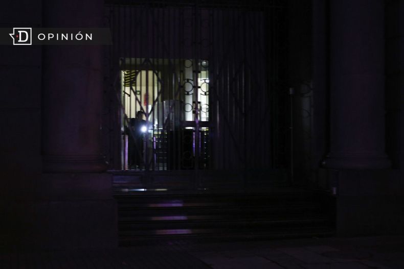 7049 imagen de la luz de una linterna en la entrada de un edifici.jpg