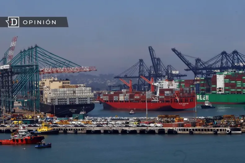 29335 imagen de barcos con containers en un puerto.webp