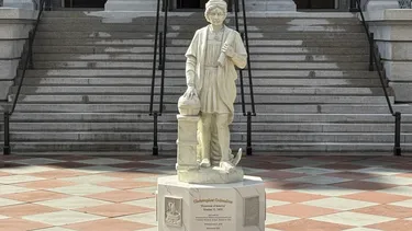 Héroe estadounidense original: Trump instala estatua de Cristóbal Colón en la Casa Blanca para combatir cultura woke