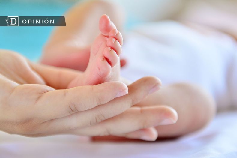 4428 mano de una madre sosteniendo el pie de su hijo recien nacid.jpg