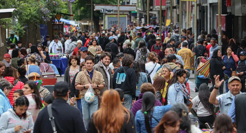 migrantes aportan el 103 del pib en chile  cada uno en promedio aporta 658911 al estado por ano.webp