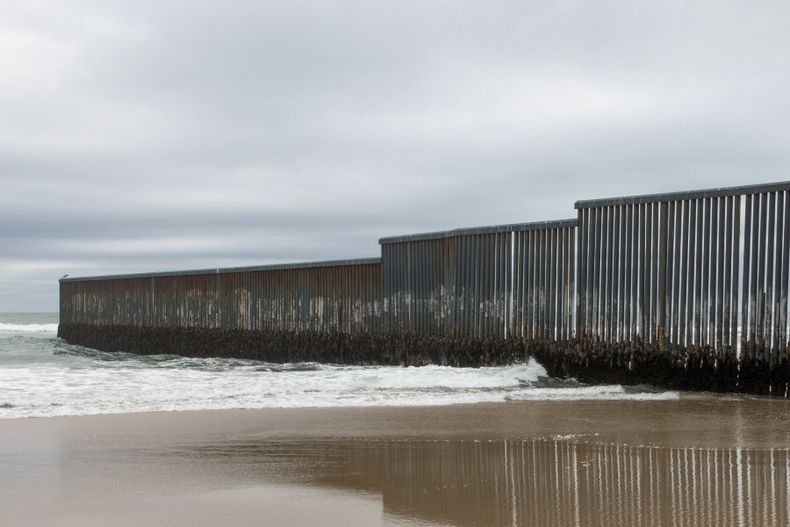 Muro junto al mar en playas de tijuana.jpeg