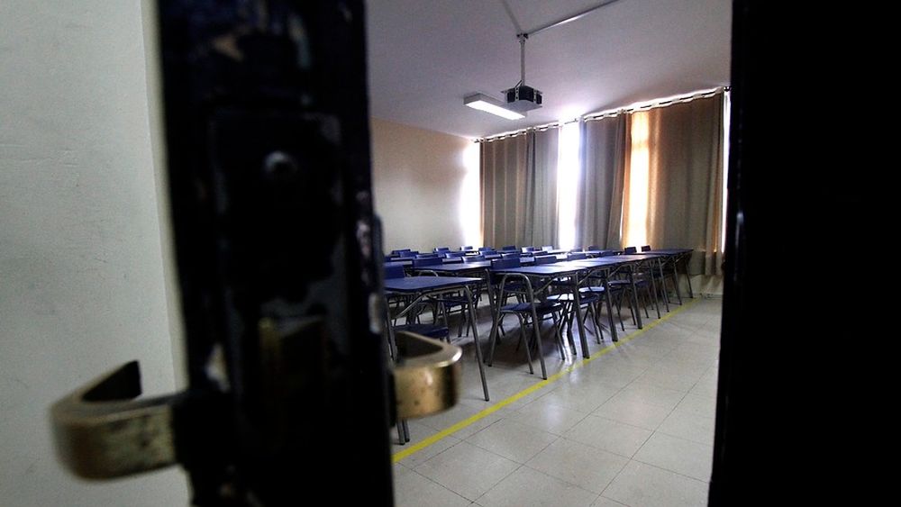 Miles de estudiantes de 9 escuelas y liceos de Tiltil sin colegio por deuda municipal