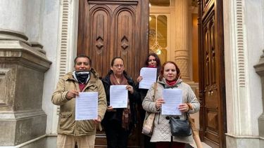 Entregan primeras 956 firmas de apoyo para que Palacio de La Moneda sea declarado Sitio de Memoria