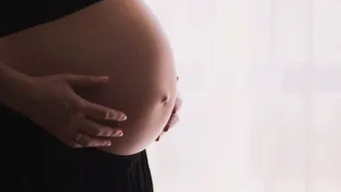 Maternidad subrogada podría convertirse en delito: Avanza proyecto que sanciona con cárcel comercio de la gestación