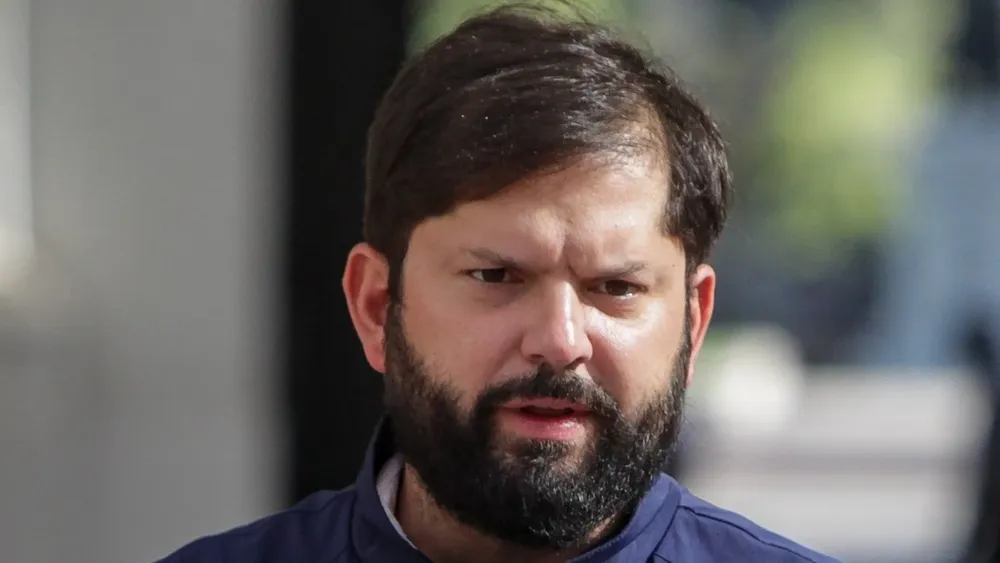 Boric aterriza en Uruguay para asistir a toma de mando recalcando que Orsi es un aliado para repensar la democracia