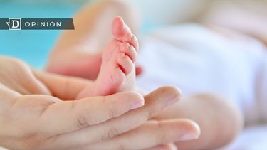 El Desconcierto | 4428 mano de una madre sosteniendo el pie de su hijo recien nacid.jpg