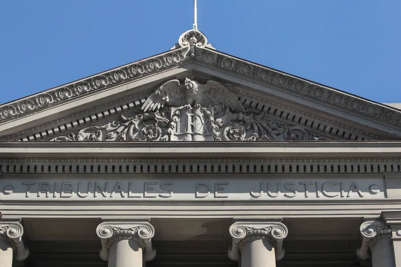 la batalla judicial de dos locales contra el municipio de las condes por eliminacion de estacionamientos suprema reabre el caso.webp