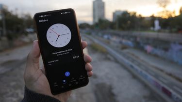 Cambio de hora en Chile: ¿Qué debo hacer con aparatos tecnológicos como celular o PC?
