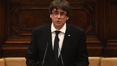 Puigdemont declara la independencia de Cataluña llamando al diálogo con Madrid