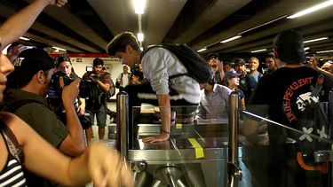 Si ellos nos pasan por arriba, nosotros pasamos por abajo: Convocan a evasión masiva en contra del alza del Transantiago