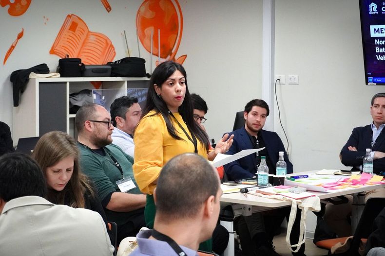 La Usach y la cartera de Energía reunieron a autoridades, empresas y universidades para definir normativas sobre reutilización de baterías eléctricas, en el marco del proyecto REBATVE financiado por Corfo.