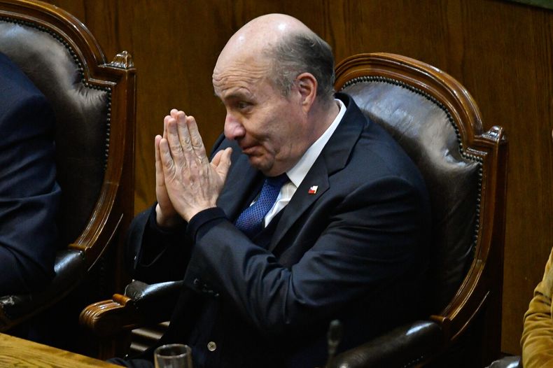 Ministro Jorge Quiroz es apuntado por sus errores - Agencia Uno