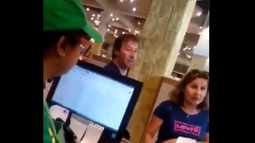 VIDEO| Hay que echar a estos extranjeros de mierda: Pareja de chilenos protagoniza acto de xenofobia en local de comida