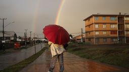 Sistema frontal ha dejado 10 mm en Santiago y en la costa se esperan tormentas eléctricas
