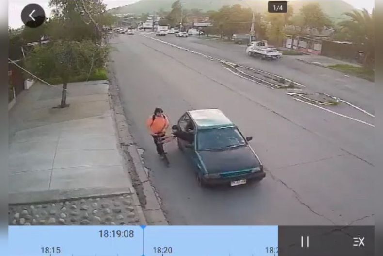 video roban scooter electrico desde automovil ambos iban en movimiento en una carretera e1694797605636.jpeg