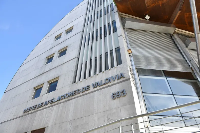 cerro con porton el camino usado por toda la comunidad porque queria proteger animales corte ordena permitir libre acceso.webp