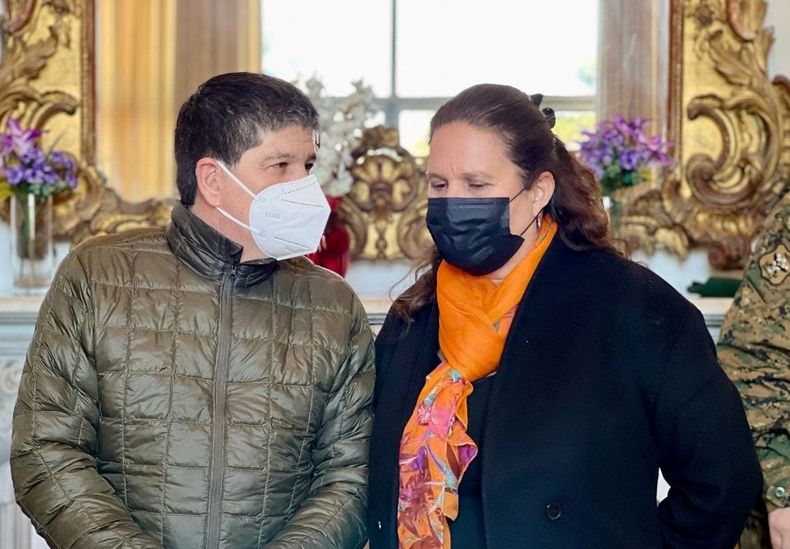 El subsecretario del Interior Manuel Monsalve junto a la ministra de Defensa Maya Fernandez.jpg