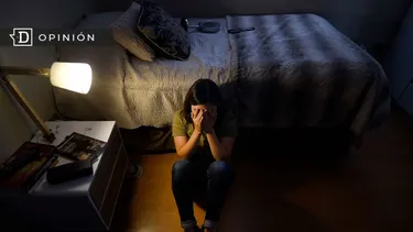 El Desconcierto | 25156 mujer tapandose el rostro en su pieza.webp