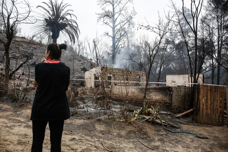 Una mujer presenciando la destruccion despues de los incendios forestales que afectaron a la Region de Valparaiso Imagen referencial.jpg
