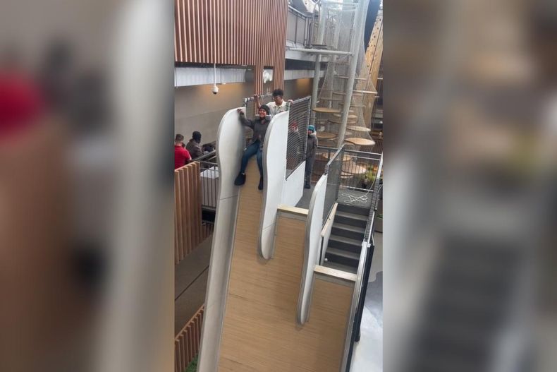 video se desliza hacia el abismo mujer se lanza desde tobogan en caida libre.jpeg