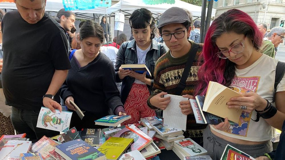 Caszely llega a III Feria Remate de Libros con presentación de obra con sus frases más icónicas
