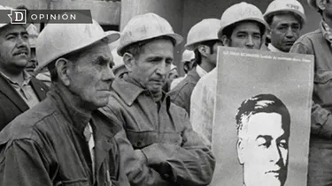 El Desconcierto | 9102 obreros con un afiche de luis emilio recabarren.webp