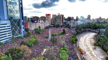 El Desconcierto | Masiva marcha en Chile en 2019 Plaza Baquedano Hugo Morales Wikimedia Commons 1024x768 1.jpg