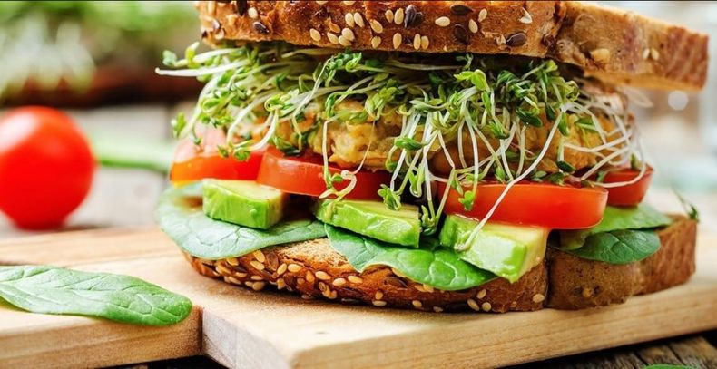 llegar y llevar regalaran 500 sandwiches veganos en santiago por dia mundial sin car e1679316374677.jpg