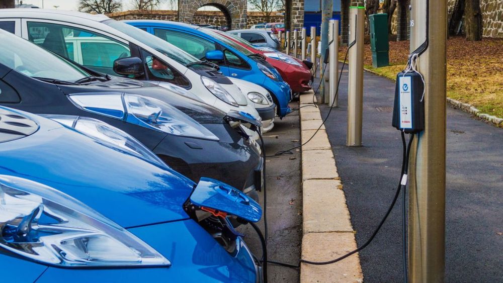 Con 2.159 estaciones públicas y 8 cargadores por 100 vehículos, el país encabeza la densidad de infraestructura en electromovilidad en la región, según OLADE.