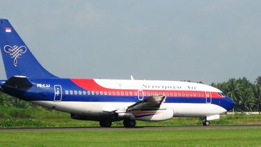 Indonesia: Desaparece avión comercial con 56 pasajeros tras perder 3 mil metros de altitud
