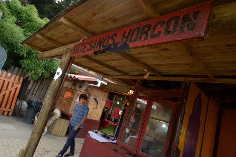 la historia de la artesana de horcon que perdio su puesto en la feria por una expulsion irregular y gano en tribunales.webp