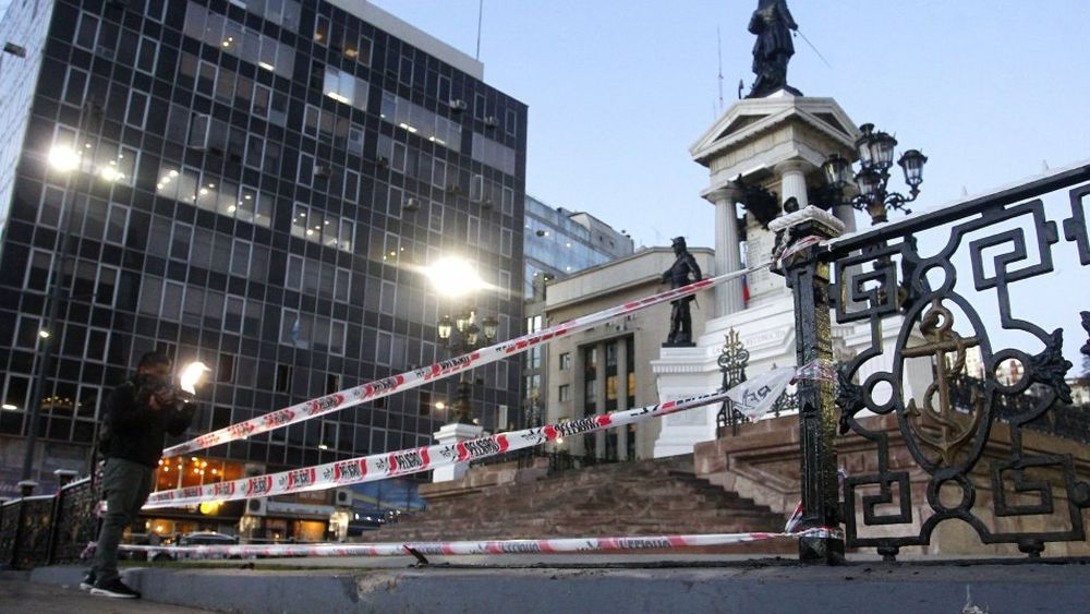 Cabo de la Armada chocó el Monumento a Prat en Valparaíso en estado de ebriedad y sin licencia de conducir