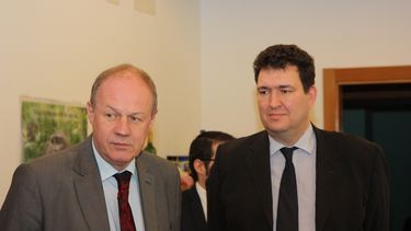 Escándalo de abusos sexuales de políticos alcanza al viceprimer ministro de Inglaterra, quien presentó su renuncia