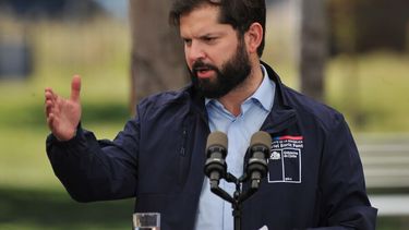 Mujer negó haber enviado fotos íntimas por correo a Boric y cree que habría más gente involucrada