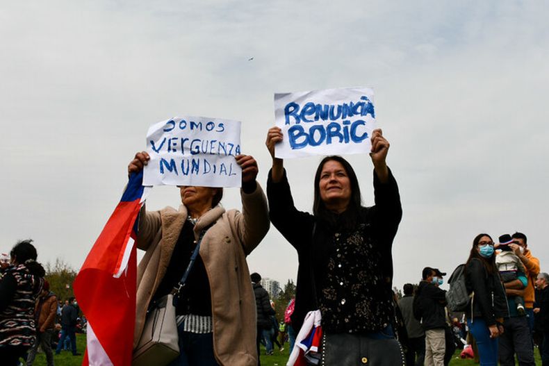 Manifestaciones en contra del Presidente Gabriel Boric en Parada Militar Agencia Uno 1.jpeg