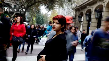 El Desconcierto | 20043 mujer embarazada posando en el paseo ahumada.webp