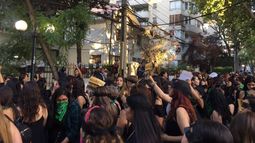 VIDEO| Lastesis periodistas se manifestaron frente a Radio Bío-Bío