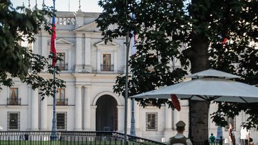 Es asqueroso: Instituto de Políticas Públicas denuncia permanente mal olor en el entorno de La Moneda