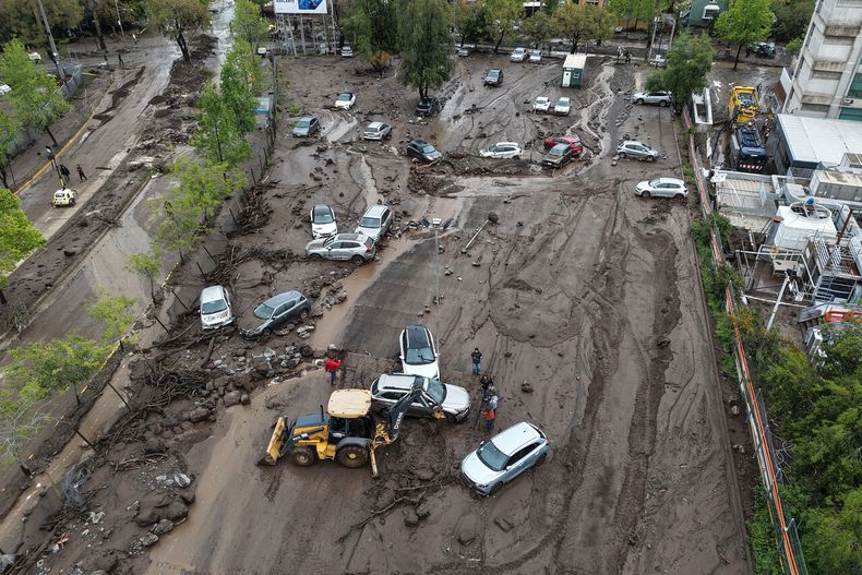 Así quedó la calle tras el aluvión de Las Condes en Santiago