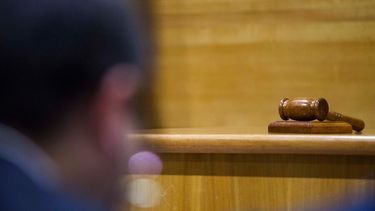 Juez es destituido tras preguntar a víctima de violación: ¿Y por qué simplemente no mantuvo las rodillas juntas?