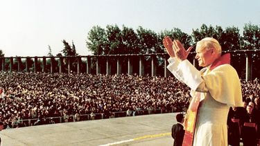 Fue torturado por dar discurso durante visita del Papa en 1987: $50 millones de indemnización