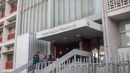 Por no decir elle a estudiante no binaria académica fue suspendida por 3 meses: Suprema lo revocó