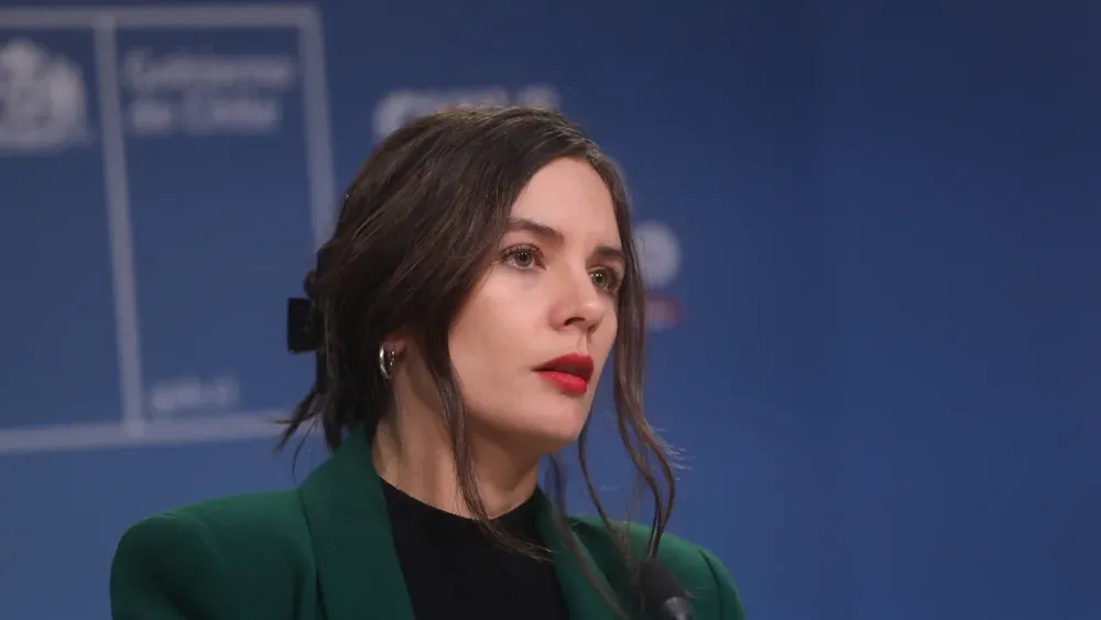 Ministra Vallejo alerta de dos grandes campañas sucias contra el presidente Boric y la candidata Matthei