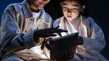 Estudio asegura que niños pasan 60 días de corrido al año conectados a pantallas digitales
