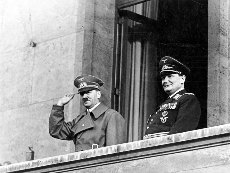Bundesarchiv_Bild_183 2004 1202 504_Berlin_Adolf_Hitler_und_Hermann_Goring.jpg