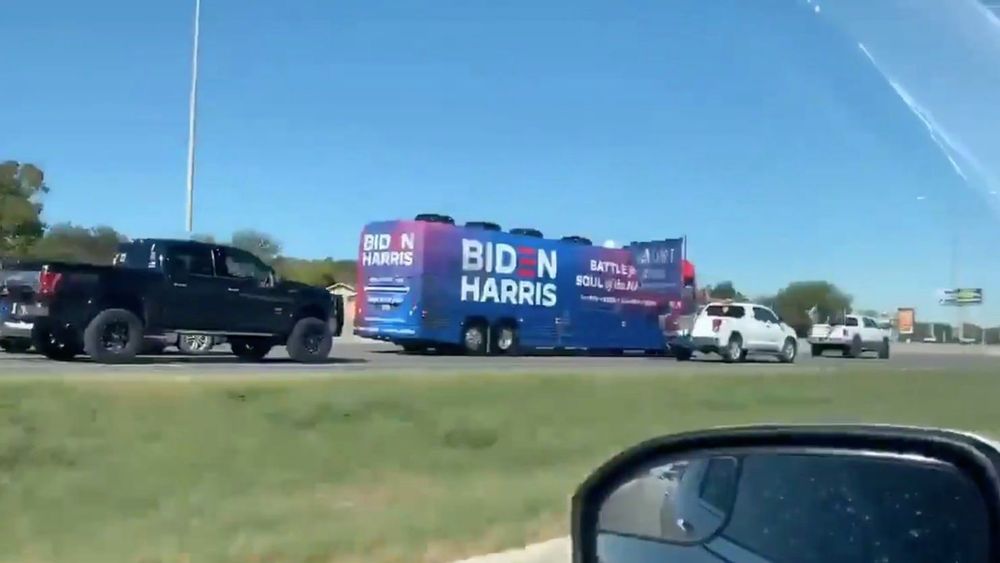 Partidarios de Trump emboscaron bus de Joe Biden en Texas