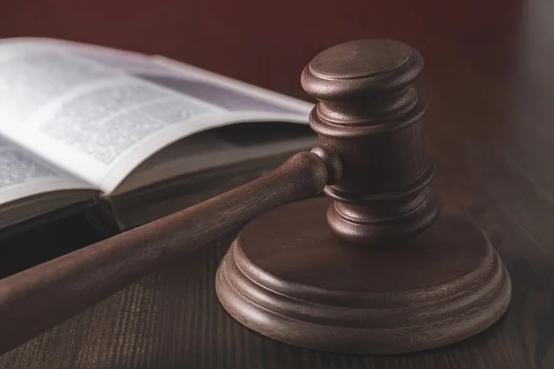 lo echaron por denunciar que no le daban ropa de trabajo y en juicio demostro despido injustificado  13 millones de compensacion.webp